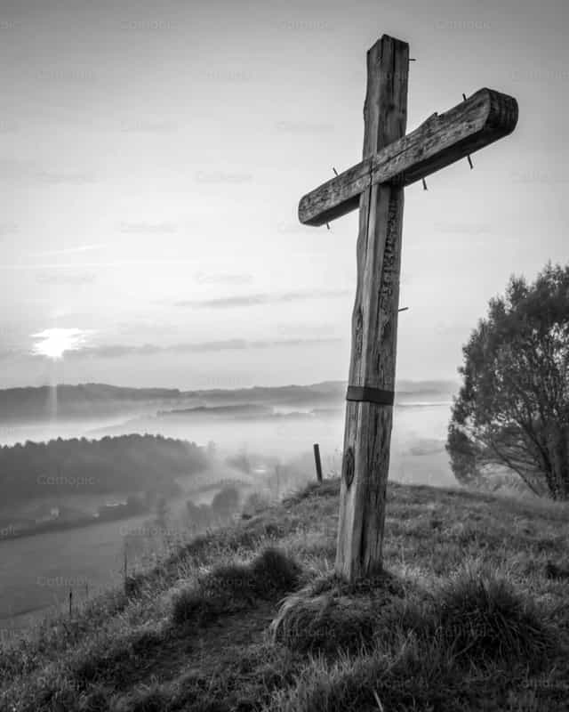 Cruz de Madera Antigua y Desgastada - Banco de imágenes católicas - Fotografía por God Designer