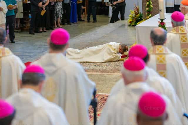Évêque prostré - Images catholiques de stock - Photo de Érica Viana