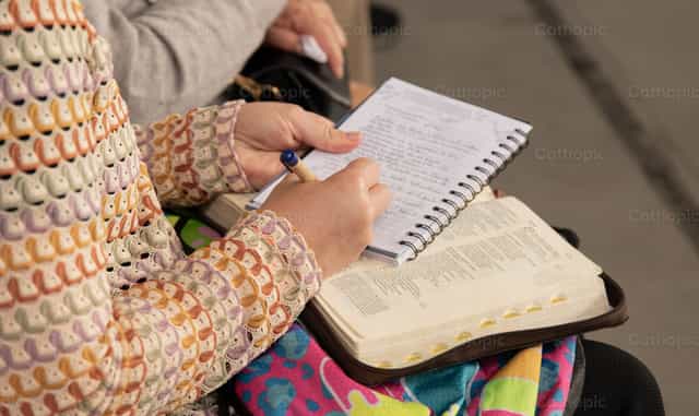 Taking Notes on the Word - Catholic stock images - Photo by Carolina BR