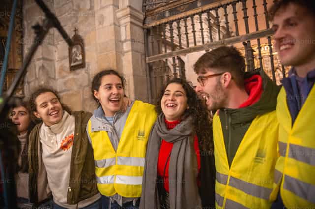 Jovenes catolicos felices - Banco de imágenes católicas - Fotografía por Yandry Fernández Perdomo