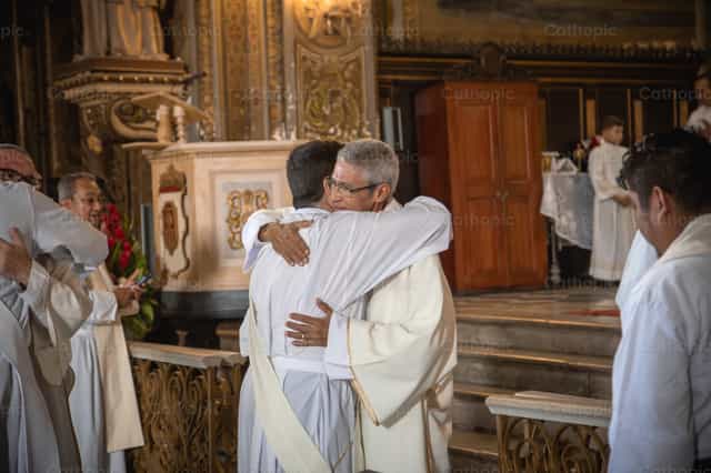 Abrazo entre diáconos y ministros - Banco de imágenes católicas