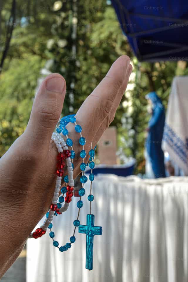 Ang rosaryo at ang kamay - Mga Catholic stock image