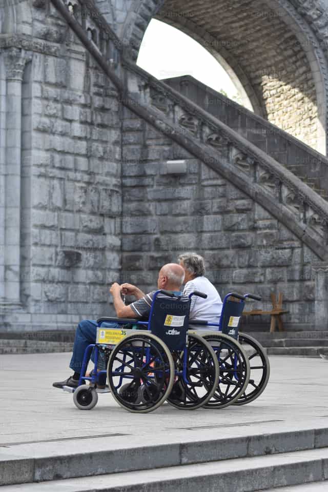 Helping each other in need - Catholic stock images - Photo by Samuel Rufini