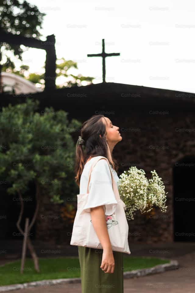 Dalagang naglalakbay - Mga Catholic stock image