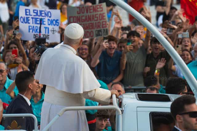 Young People with Pope Leo XIV - Catholic stock images - Photo by Rodrigo De Miguel