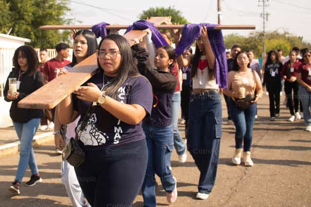 Viacrucis con Jóvenes - Banco de imágenes católicas - Fotografía por Carlos Daniel