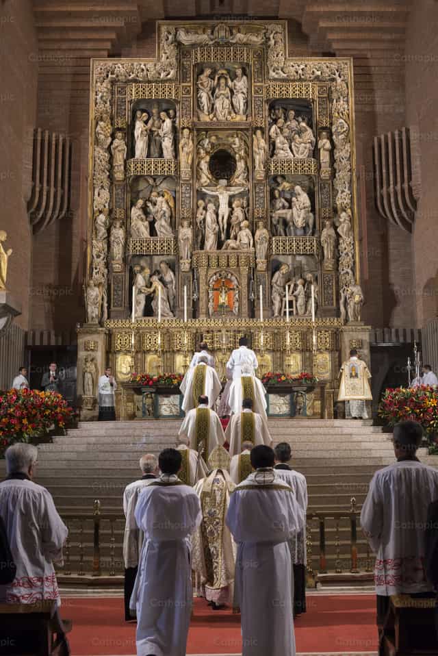 Procesión de entrada. Santuario de Torreciudad - Banco de imágenes católicas - Fotografía por Álvaro García