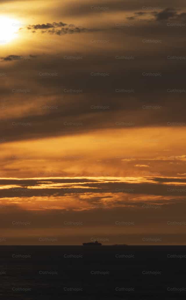 Ferne Meereslinie am goldenen Sonnenuntergang - Katholische Stockfotos - Foto von Sandra Otalora
