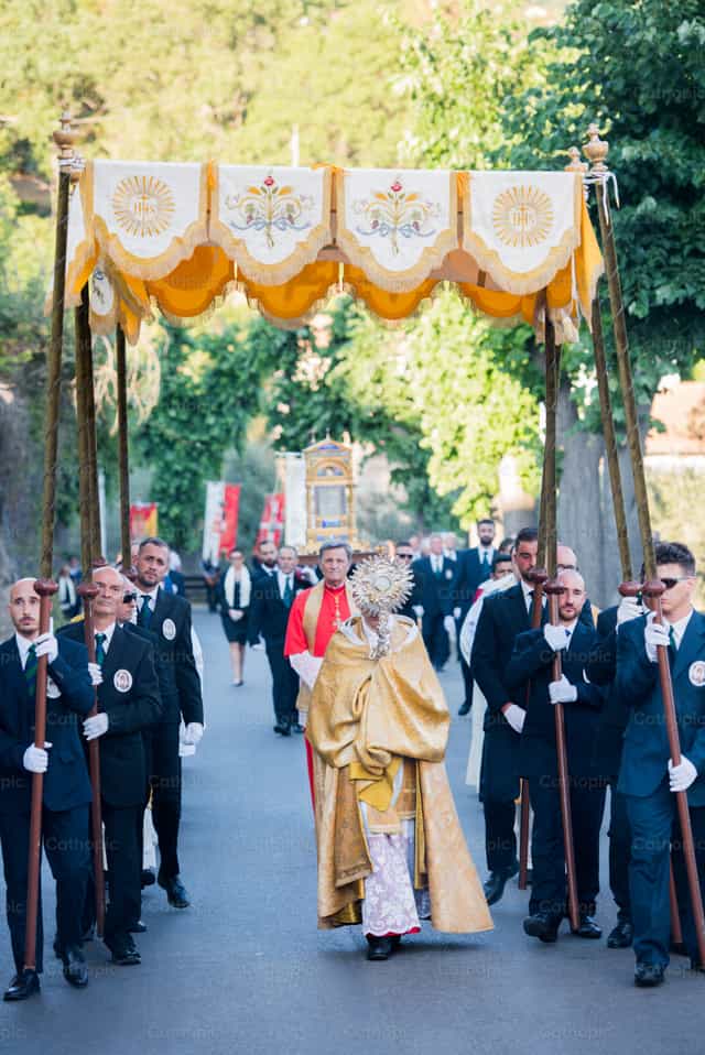 Procesion Eucaristica - Banco de imágenes católicas