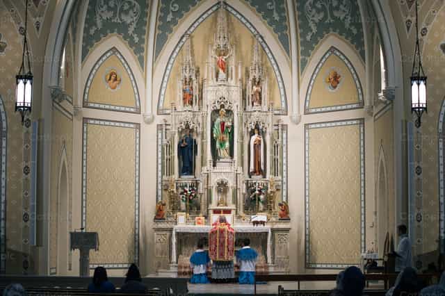 Oraciones al pie del altar - Banco de imágenes católicas