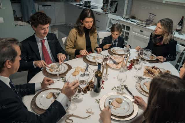 Família feliz no jantar de Natal - Imagens católicas de stock - Foto de Almures Studio