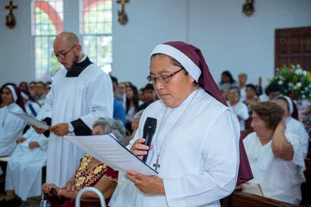 Una misionera religiosa del Sagrado Corazón de Jesús - Banco de imágenes católicas - Fotografía por Hein Palma