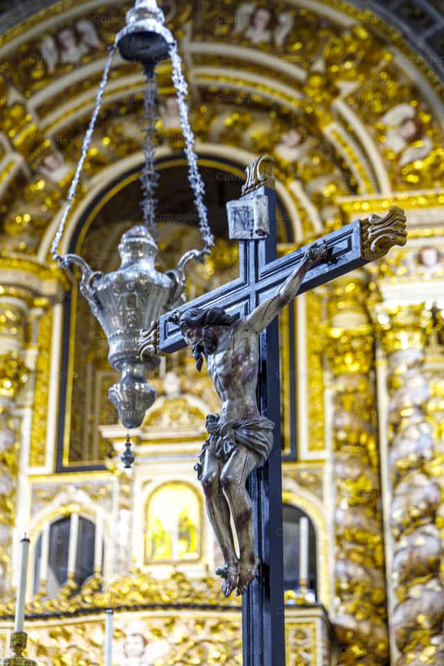 Crucifijo y candelabro en el interior de Nuestra Señora de Nazaret - Banco de imágenes católicas
