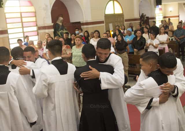 Abrazo Fraterno - Banco de imágenes católicas - Fotografía por Carlos Daniel