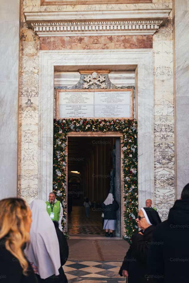 Puerta Santa de San Juan de Letrán - Banco de imágenes católicas - Fotografía por Coffee With Damian