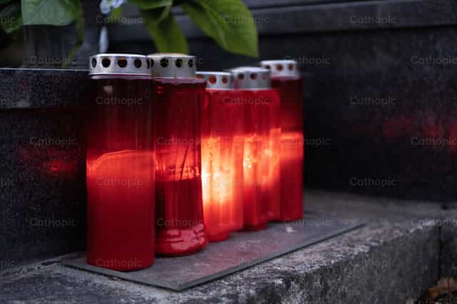 Vela en el cementerio - Banco de imágenes católicas - Fotografía por Jakov Pleše