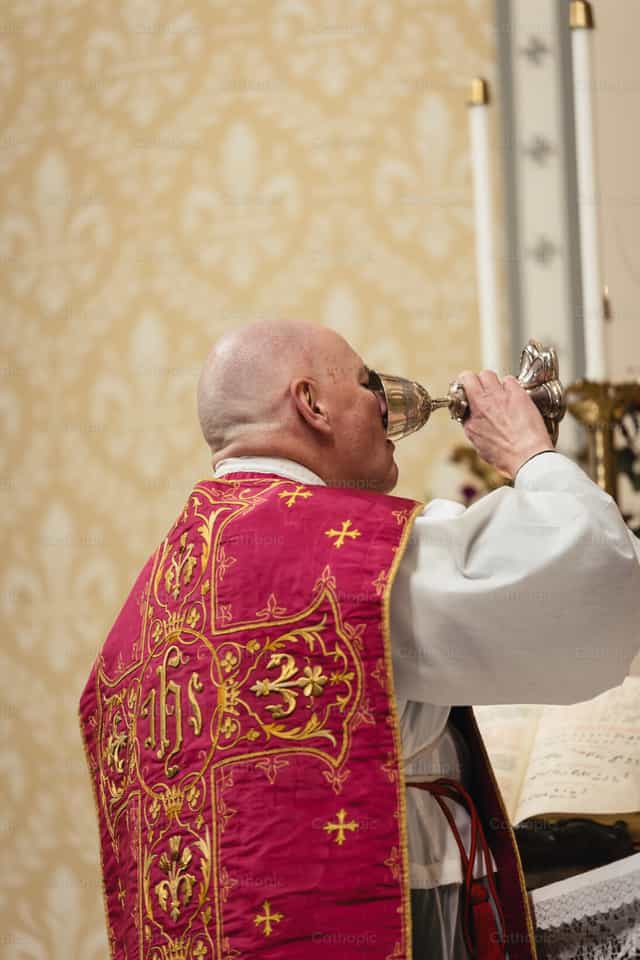 El sacerdote bebe la Preciosa Sangre - Banco de imágenes católicas - Fotografía por Carlos Sierra