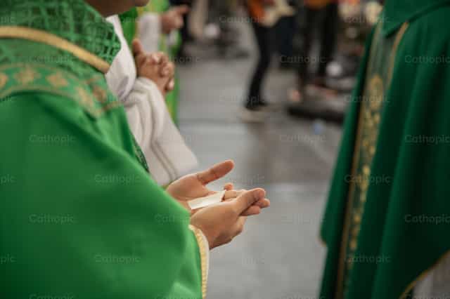 Sacerdote durante a Oração Eucarística - Imagens católicas de stock