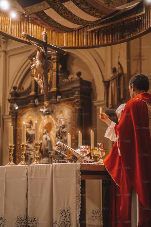 Sacerdotes sobre el altar bajo Cristo - Banco de imágenes católicas - Fotografía por Rodrigo De Miguel