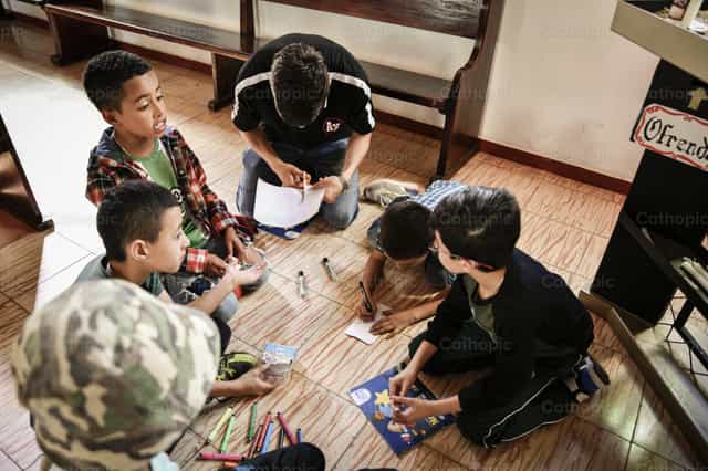 Catequista preparando manualidades - Banco de imágenes católicas