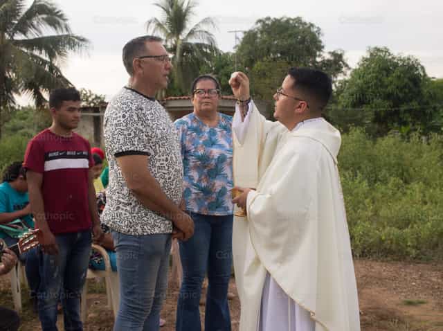 Sacerdote Misionero - Banco de imágenes católicas - Fotografía por Carlos Daniel