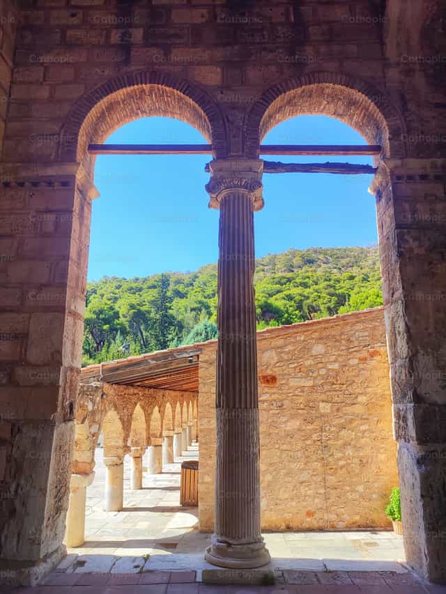 Monasterio en Grecia - Banco de imágenes católicas - Fotografía por Marius Jocys