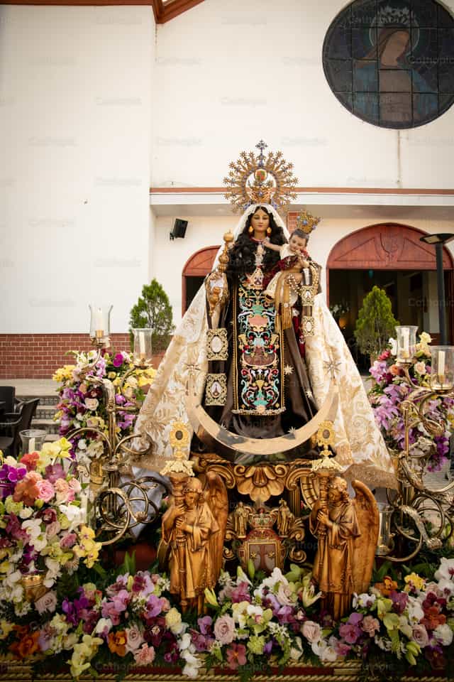 Virgen del Carmen en procesión - Banco de imágenes católicas - Fotografía por Carolina BR