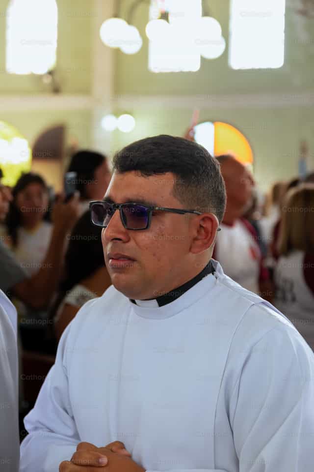 Futuro Diácono llorando por su ordenación - Banco de imágenes católicas - Fotografía por Miguel White