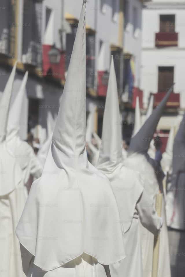 Nazarenes in white tunic - Catholic stock images - Photo by Diócesis de Córdoba