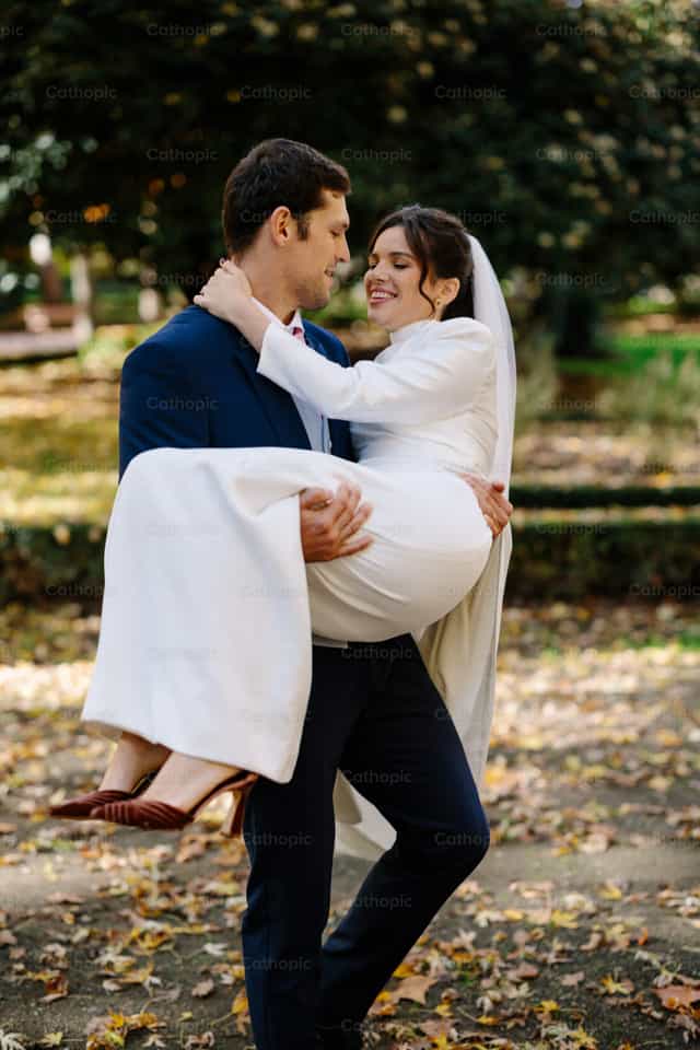Llevando su esposa en brazos - Banco de imágenes católicas - Fotografía por Matt Kolf