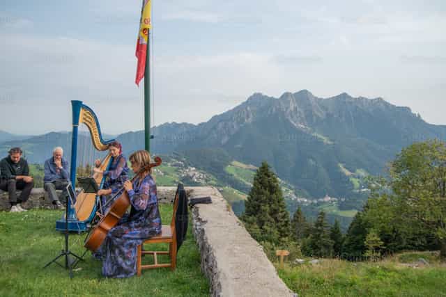 Eine Harfenistin spielt bei einem Konzert im Freien eine blaue Harfe - Katholische Stockfotos - Foto von Pierluigi Palazzi