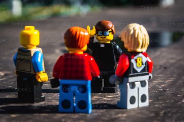 Don Legos visitando a los fieles - Banco de imágenes católicas - Fotografía por Vytautas Markūnas SDB