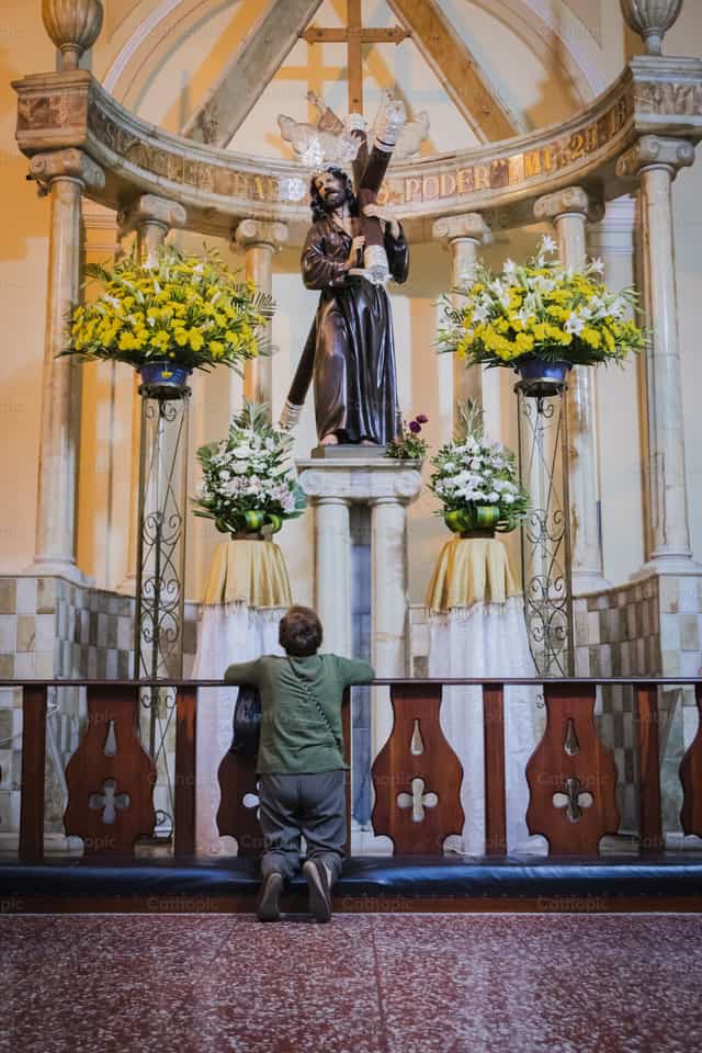 Person praying - Catholic stock images - Photo by Gabriel Manjarres