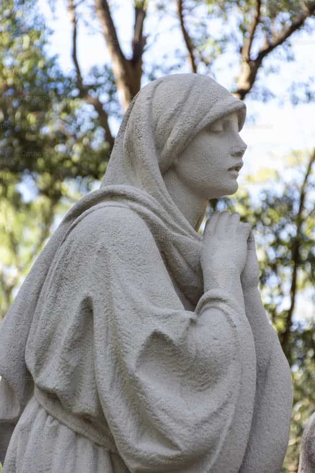 Estatua de mujer que ruega - Banco de imágenes católicas - Fotografía por Titi Maciel Pérez