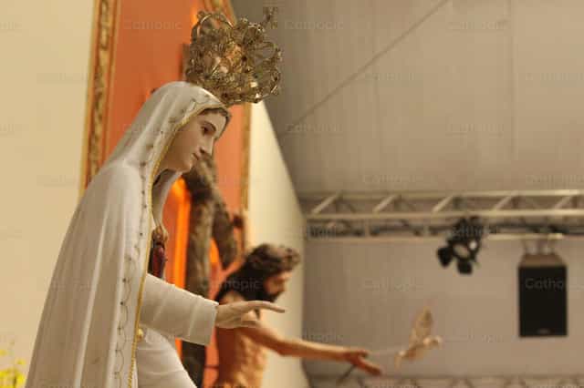 De hand van de Maagd Maria en de hand van Christus - Katholieke stockfoto's
