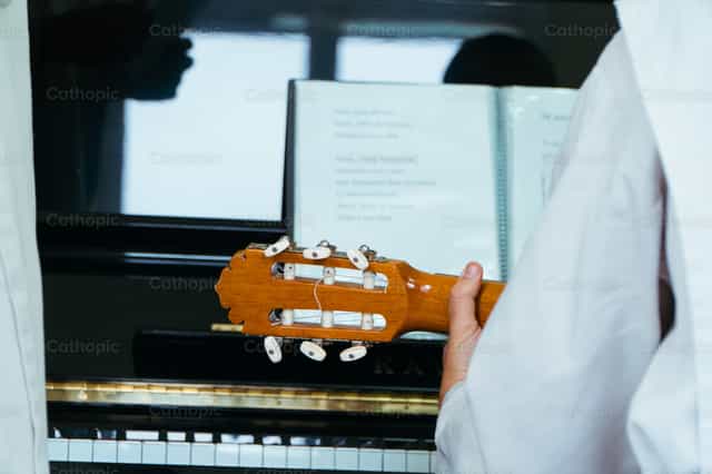 Monje de Verbum Spei tocando la guitarra - Banco de imágenes católicas - Fotografía por Almures Studio