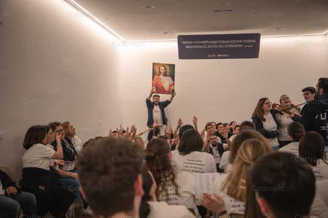 Jovens Celebrando o Amor de Cristo - Imagens católicas de stock