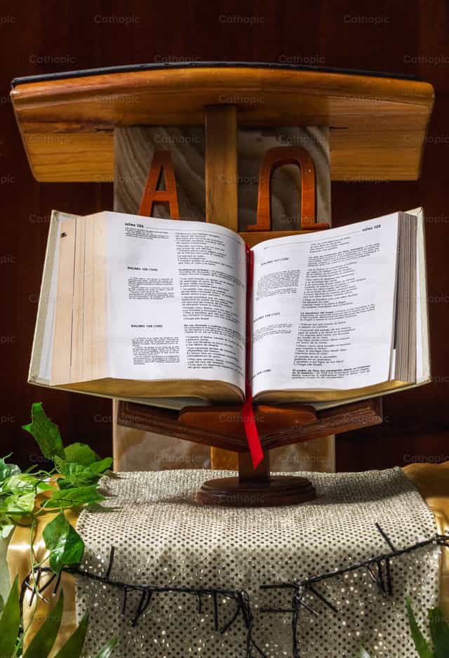 A Szent Biblia nyitva az ambón - Katolikus stockképek
