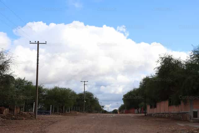 Camino en el pueblo - Banco de imágenes católicas - Fotografía por Frames Cristianos