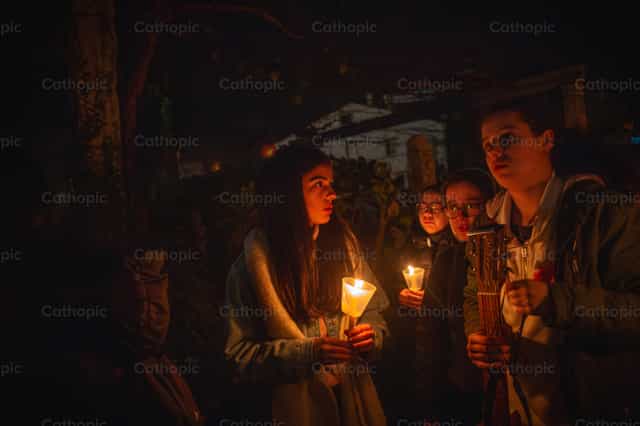 Veillée spirituelle : des jeunes marchant avec la lumière - Images catholiques de stock - Photo de Yandry Fernández Perdomo