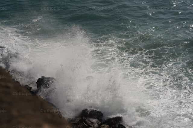 Olas rompiendo - Banco de imágenes católicas - Fotografía por Lupe Belmonte