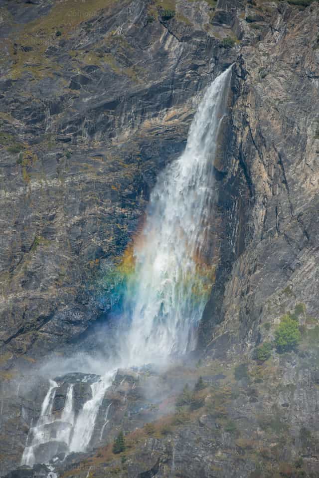 Cascada con arco iris - Banco de imágenes católicas - Fotografía por Pierluigi Palazzi