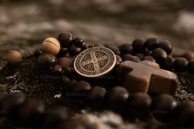 Rozenkrans met het kruis van Sint-Benedict - Katholieke stockfoto's
