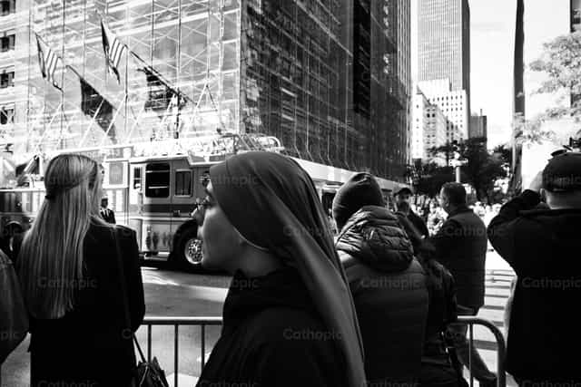A nun at the parade in the streets - Banco de imágenes católicas - Fotografía por Lizardi Saucedo
