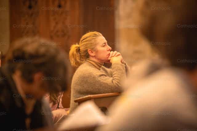 Catholic woman praying in church - Catholic stock images - Photo by Yandry Fernández Perdomo