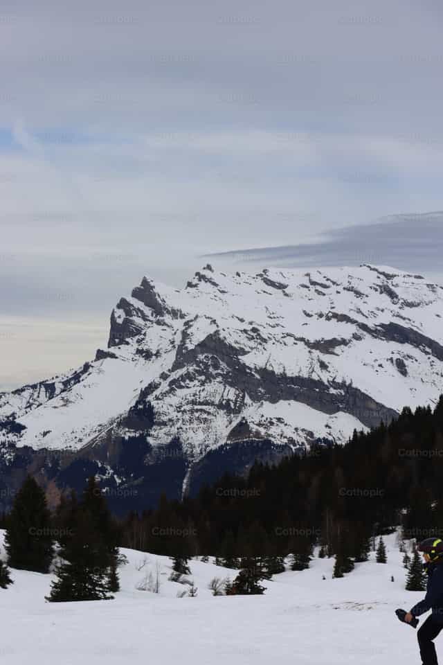 Montana con nieve - Banco de imágenes católicas