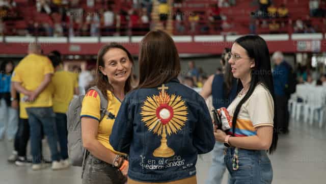 Mulheres em um encontro de fé - Imagens católicas de stock - Foto de Carolina BR