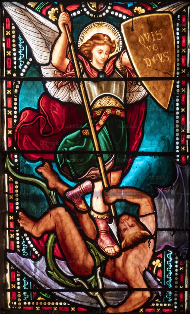 Saint Michel Archange tuant un démon - Images catholiques de stock