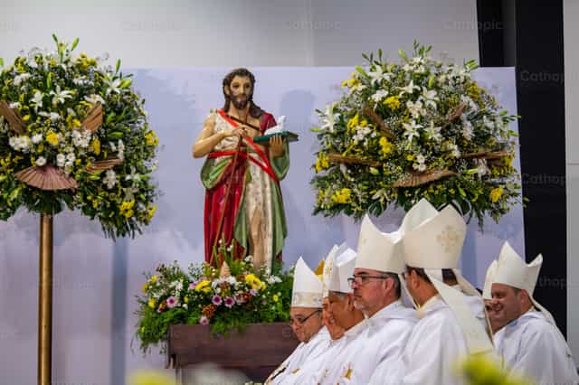 Bispos com São João Batista - Imagens católicas de stock