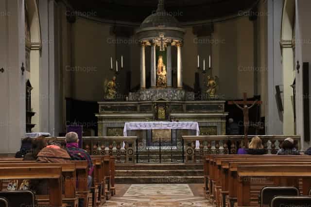 Dentro del templo - Banco de imágenes católicas - Fotografía por Saul Ibarra